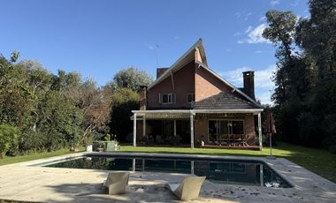 Casa chalet estilo moderno en Venta en barrio privado Club Campos de Golf Las Praderas De Lujan.