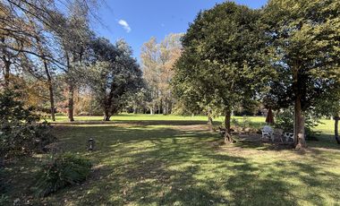 Casa chalet estilo moderno en Venta en barrio privado Club Campos de Golf Las Praderas De Lujan.