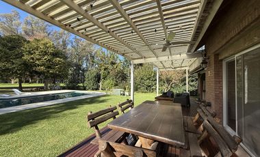 Casa chalet estilo moderno en Venta en barrio privado Club Campos de Golf Las Praderas De Lujan.