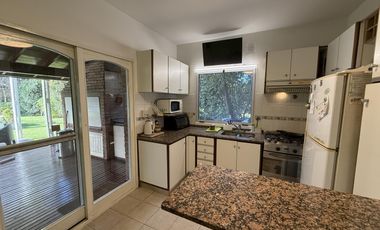 Casa chalet estilo moderno en Venta en barrio privado Club Campos de Golf Las Praderas De Lujan.