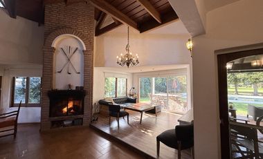 Casa chalet estilo moderno en Venta en barrio privado Club Campos de Golf Las Praderas De Lujan.