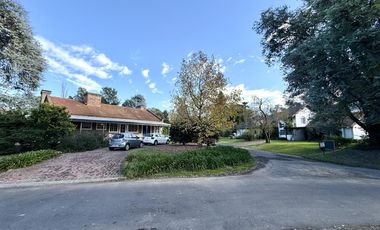 Casa chalet estilo moderno en Venta en barrio privado Club Campos de Golf Las Praderas De Lujan.