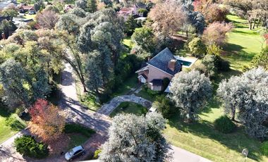 Casa chalet estilo moderno en Venta en barrio privado Club Campos de Golf Las Praderas De Lujan.