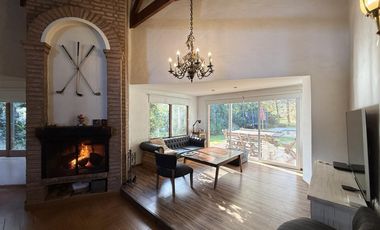 Casa chalet estilo moderno en Venta en barrio privado Club Campos de Golf Las Praderas De Lujan.