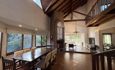 Casa chalet estilo moderno en Venta en barrio privado Club Campos de Golf Las Praderas De Lujan.