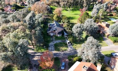 Casa chalet estilo moderno en Venta en barrio privado Club Campos de Golf Las Praderas De Lujan.