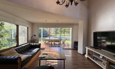 Casa chalet estilo moderno en Venta en barrio privado Club Campos de Golf Las Praderas De Lujan.