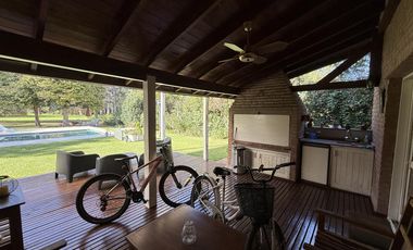 Casa chalet estilo moderno en Venta en barrio privado Club Campos de Golf Las Praderas De Lujan.