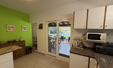 Casa chalet estilo moderno en Venta en barrio privado Club Campos de Golf Las Praderas De Lujan.