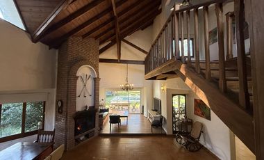 Casa chalet estilo moderno en Venta en barrio privado Club Campos de Golf Las Praderas De Lujan.