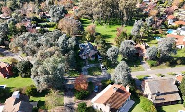 Casa chalet estilo moderno en Venta en barrio privado Club Campos de Golf Las Praderas De Lujan.