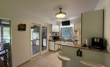 Casa chalet estilo moderno en Venta en barrio privado Club Campos de Golf Las Praderas De Lujan.