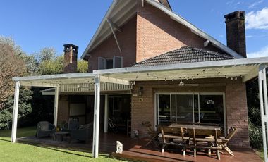 Casa chalet estilo moderno en Venta en barrio privado Club Campos de Golf Las Praderas De Lujan.