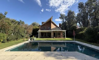 Casa chalet estilo moderno en Venta en barrio privado Club Campos de Golf Las Praderas De Lujan.