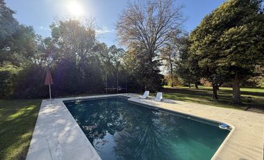 Casa chalet estilo moderno en Venta en barrio privado Club Campos de Golf Las Praderas De Lujan.