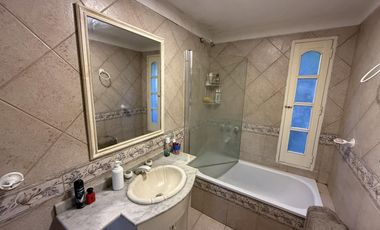 Casa chalet estilo moderno en Venta en barrio privado Club Campos de Golf Las Praderas De Lujan.