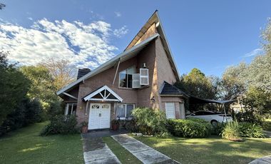 Casa chalet estilo moderno en Venta en barrio privado Club Campos de Golf Las Praderas De Lujan.