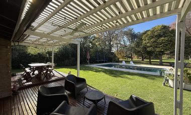 Casa chalet estilo moderno en Venta en barrio privado Club Campos de Golf Las Praderas De Lujan.