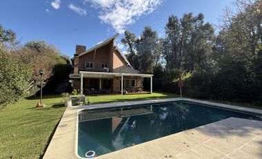 Casa chalet estilo moderno en Venta en barrio privado Club Campos de Golf Las Praderas De Lujan.