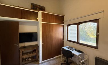 Casa chalet estilo moderno en Venta en barrio privado Club Campos de Golf Las Praderas De Lujan.