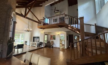 Casa chalet estilo moderno en Venta en barrio privado Club Campos de Golf Las Praderas De Lujan.