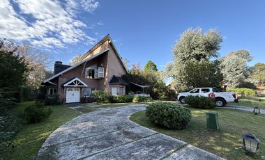 Casa chalet estilo moderno en Venta en barrio privado Club Campos de Golf Las Praderas De Lujan.