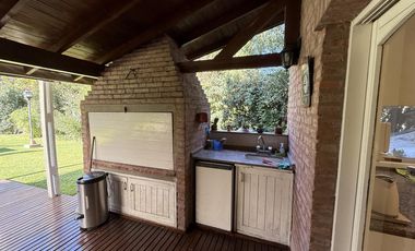 Casa chalet estilo moderno en Venta en barrio privado Club Campos de Golf Las Praderas De Lujan.