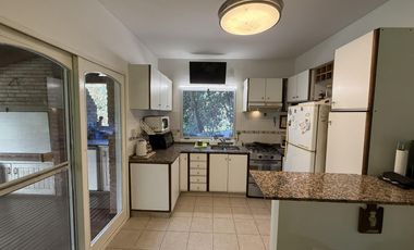 Casa chalet estilo moderno en Venta en barrio privado Club Campos de Golf Las Praderas De Lujan.