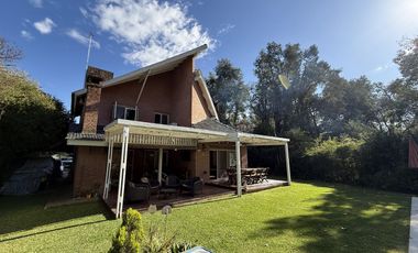 Casa chalet estilo moderno en Venta en barrio privado Club Campos de Golf Las Praderas De Lujan.