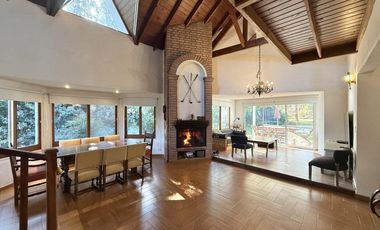 Casa chalet estilo moderno en Venta en barrio privado Club Campos de Golf Las Praderas De Lujan.