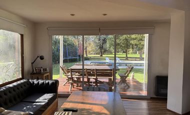 Casa chalet estilo moderno en Venta en barrio privado Club Campos de Golf Las Praderas De Lujan.