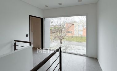 Casa en alquiler con 3 habitaciones en Los Sauces Nordelta