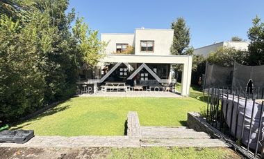 VENTA PRECIOSA CASA EN PIEDRA ROJA 4 DORM + SERV