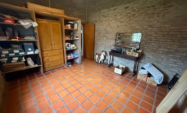VENTA CASA 2 DORMITORIOS CON PIELTA EN FUNES
