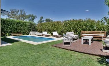LF. OPORTUNIDAD! HERMOSA CASA CON PILETA EN SAN RAMON, PILAR DEL ESTE