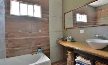 LF. OPORTUNIDAD! HERMOSA CASA CON PILETA EN SAN RAMON, PILAR DEL ESTE