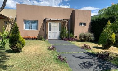 LF. OPORTUNIDAD! HERMOSA CASA CON PILETA EN SAN RAMON, PILAR DEL ESTE
