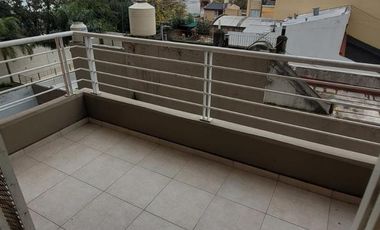 Departamento 2 y medio ambientes con balcon en Villa Ballester