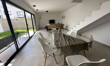 Duplex en Alquiler en Lomas de Manantiales 3 dormitorios
