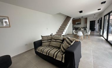 Duplex en Alquiler en Lomas de Manantiales 3 dormitorios