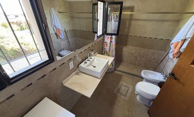 Hermosa casa de 3 dormitorios con jardin y pileta en Pueblo Esther