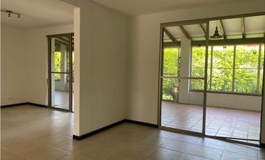 CASA CAMÉSTRE CON ZONAS VERDES