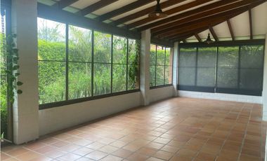 CASA CAMÉSTRE CON ZONAS VERDES