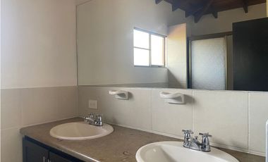 CASA CAMÉSTRE CON ZONAS VERDES