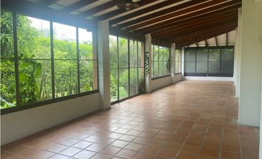 CASA CAMÉSTRE CON ZONAS VERDES