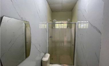 ALQUILER DE CASA EN BOQUERON   CERCADA ATRAS CON SISTEMA DE SEGURIDAD
