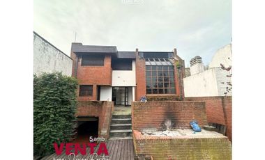 OPORTUNIDAD Chalet 3 plantas con piscina a refaccionar - Divino Rostro