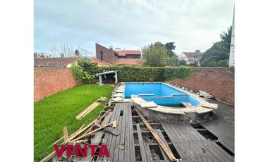 OPORTUNIDAD Chalet 3 plantas con piscina a refaccionar - Divino Rostro