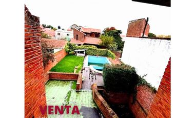 OPORTUNIDAD Chalet 3 plantas con piscina a refaccionar - Divino Rostro