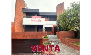 OPORTUNIDAD Chalet 3 plantas con piscina a refaccionar - Divino Rostro